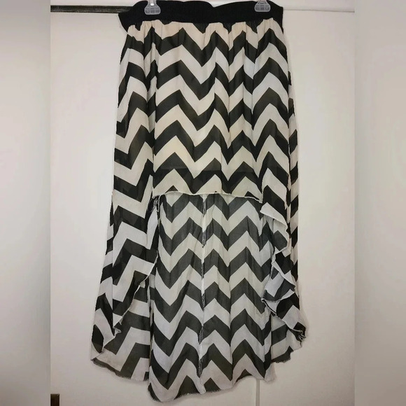 Black and  white skirt - Picture 1 of 8